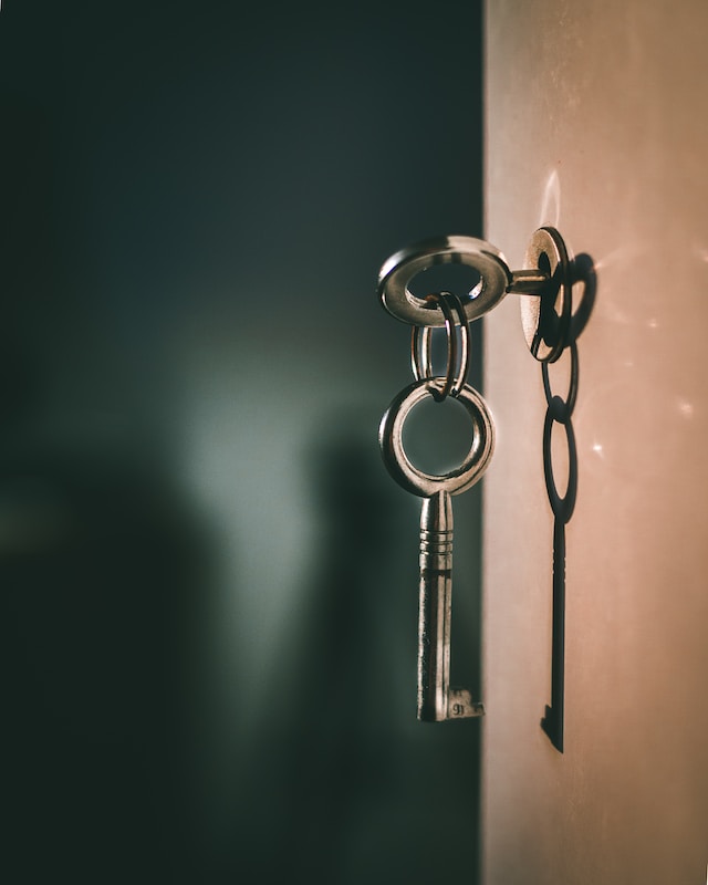 Schlüssel steckt innen in der Haustür Was tun? Target Immobilien